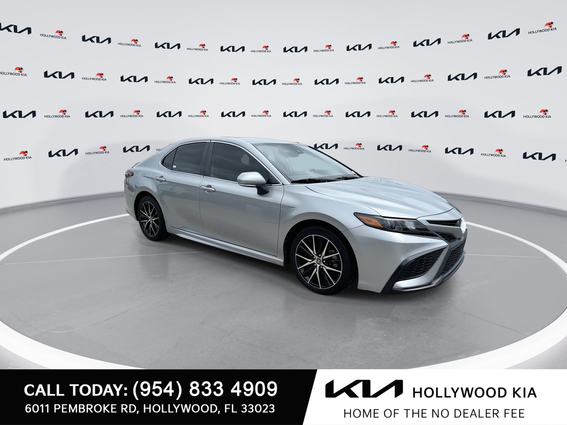 Used 2023 Toyota Camry SE FWD image 2