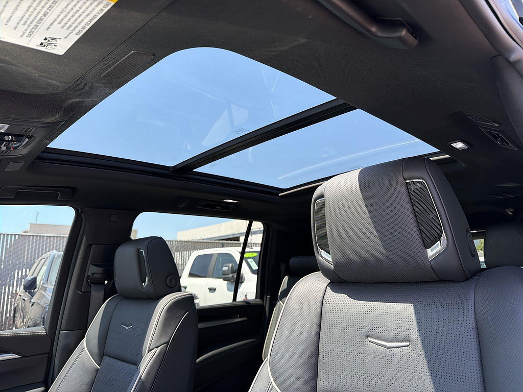 Used 2026 Cadillac Escalade ESV Luxury RWD image 18
