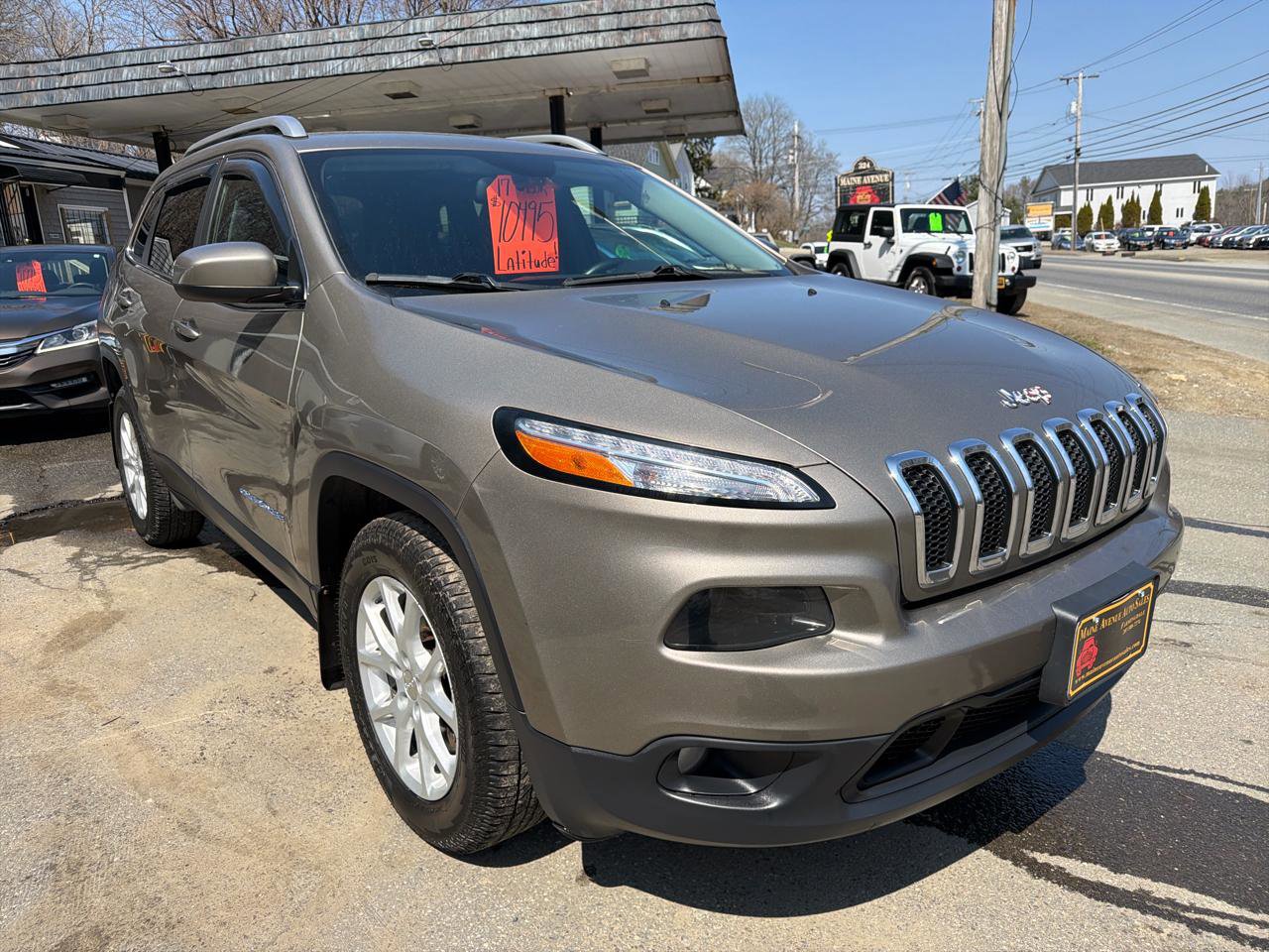 Used 2017 Jeep Cherokee Latitude w/ Cold Weather Group AWD/4WD image 6