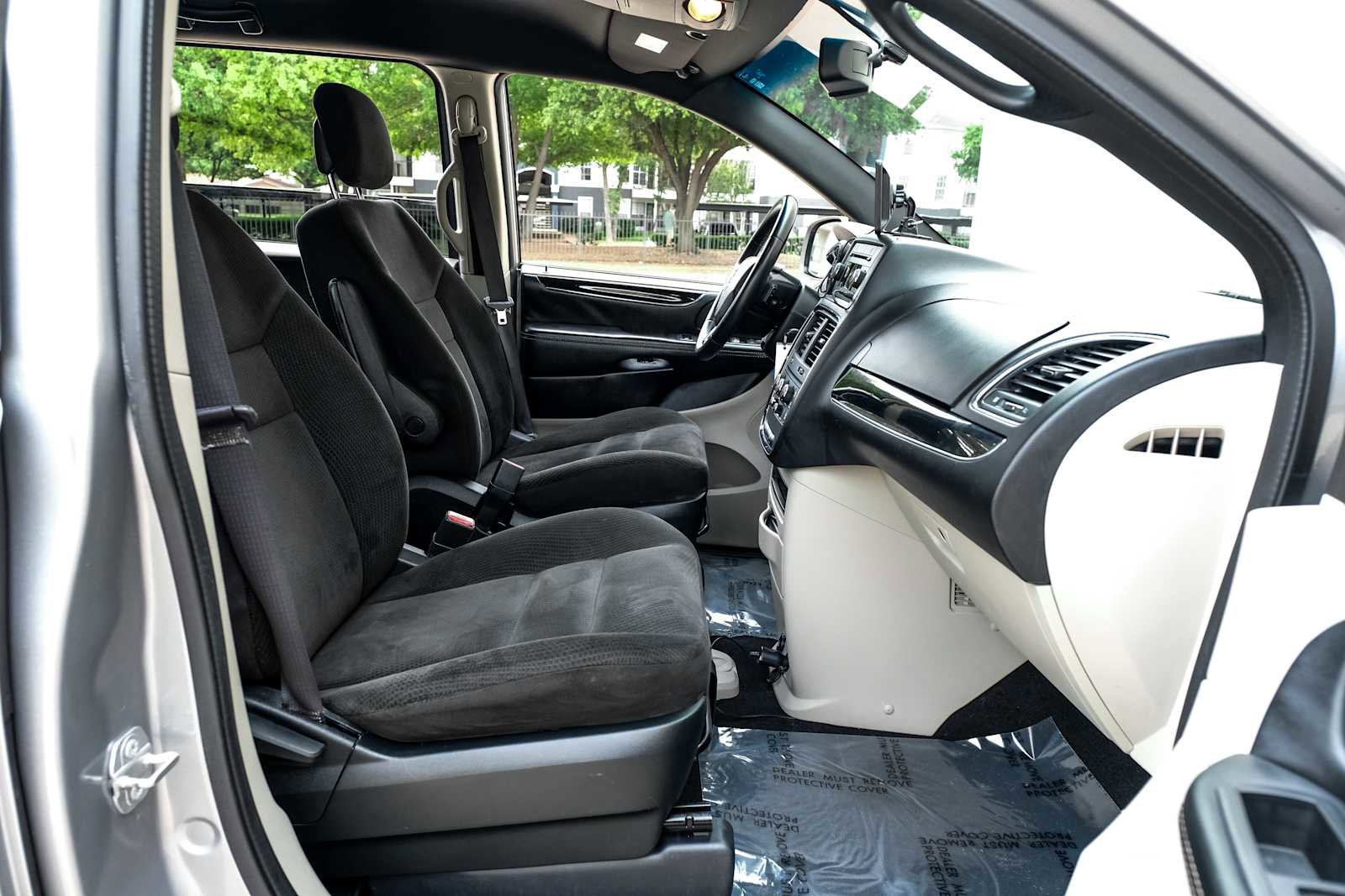 Used 2016 Dodge Grand Caravan SE image 33