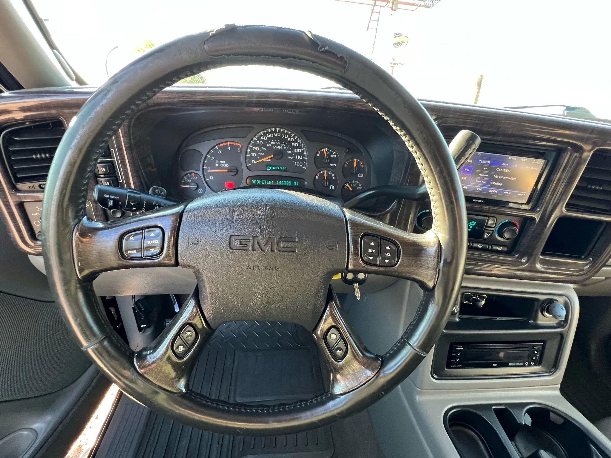 Used 2004 GMC Sierra 2500 SLT w/ Heavy-Duty Power Package AWD/4WD image 28