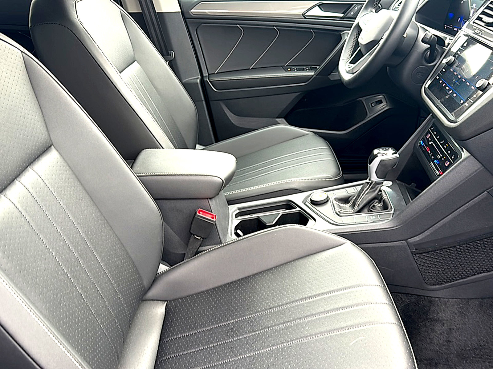 Used 2024 Volkswagen Tiguan SE image 23