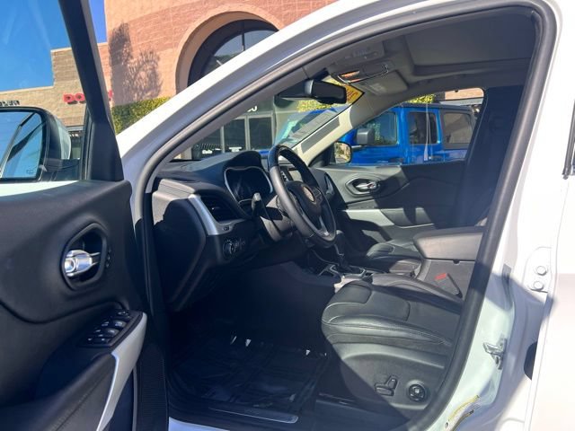 Used 2017 Jeep Cherokee Overland w/ Technology Group FWD image 3