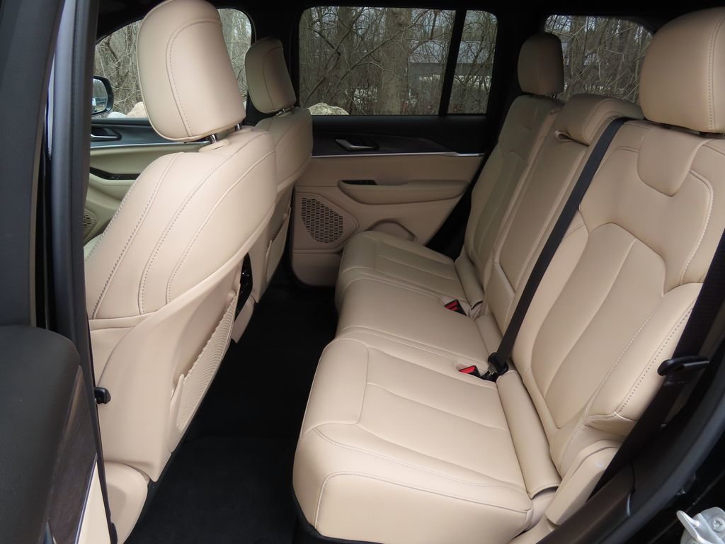 Used 2025 Jeep Grand Cherokee Limited AWD/4WD image 25