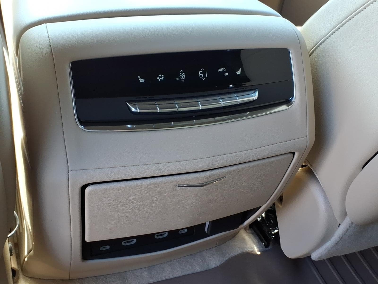 Used 2023 Cadillac Escalade Premium Luxury AWD/4WD image 27