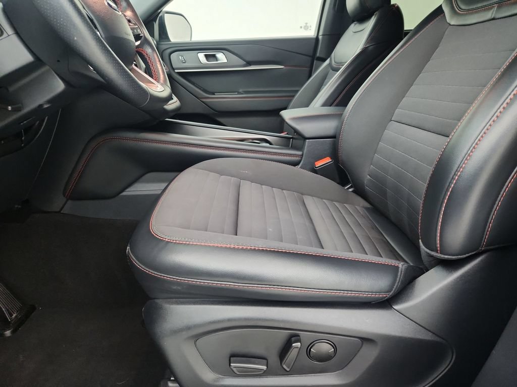 Used 2025 Ford Explorer ST-Line w/ ST-Line Street Pack AWD/4WD image 22