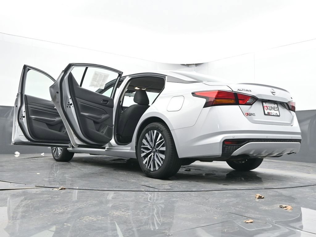 Used 2024 Nissan Altima 2.5 SV FWD image 65