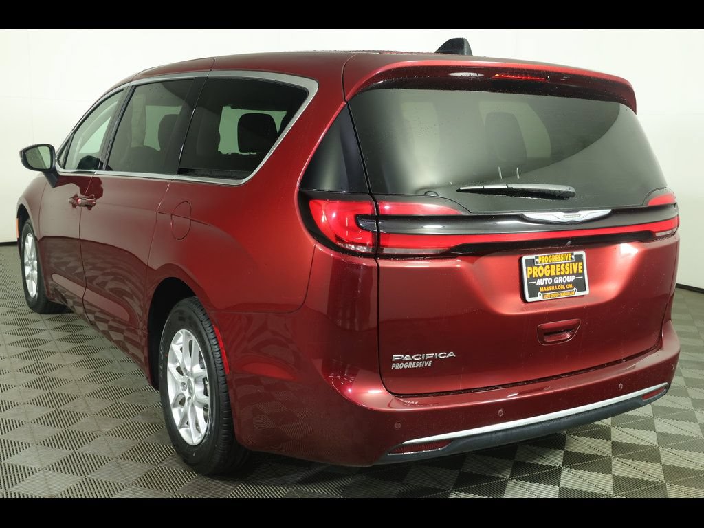 Used 2023 Chrysler Pacifica Touring-L FWD image 16