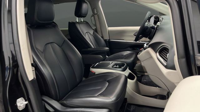 Used 2024 Chrysler Pacifica Touring-L FWD image 23