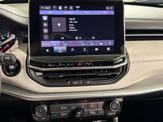 Used 2025 Jeep Compass Limited image 31