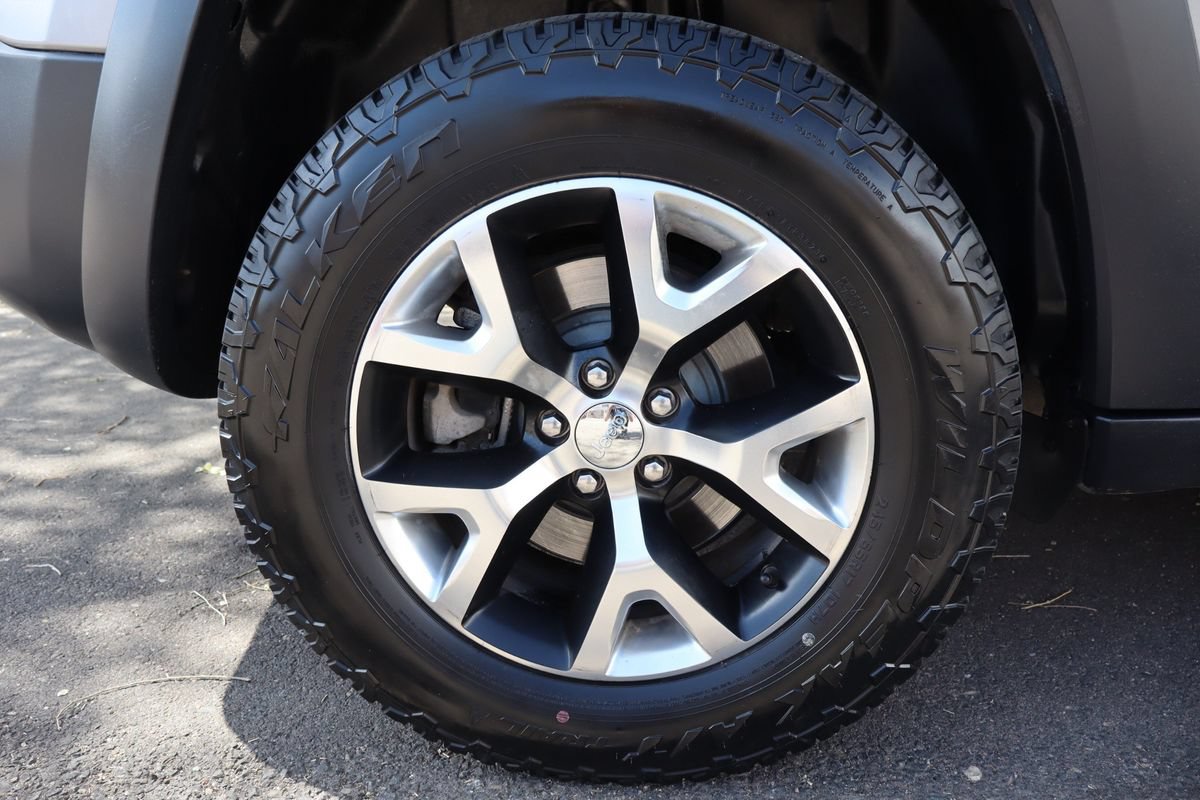 Used 2016 Jeep Cherokee Trailhawk w/ Cold Weather Group AWD/4WD image 44