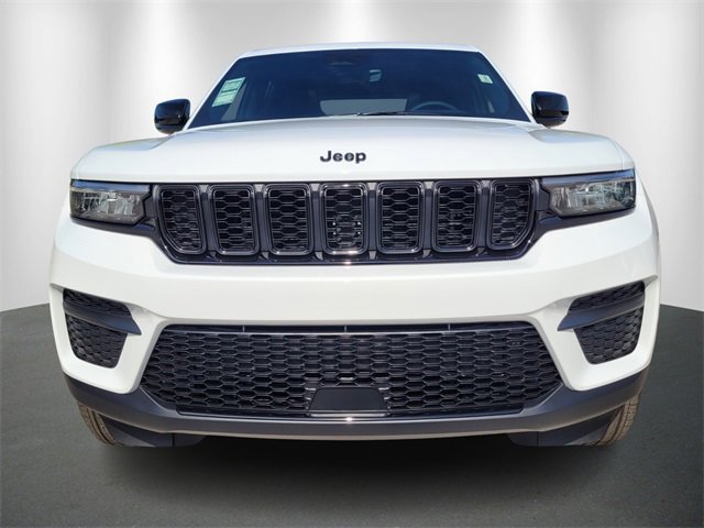 Used 2025 Jeep Grand Cherokee Altitude image 2