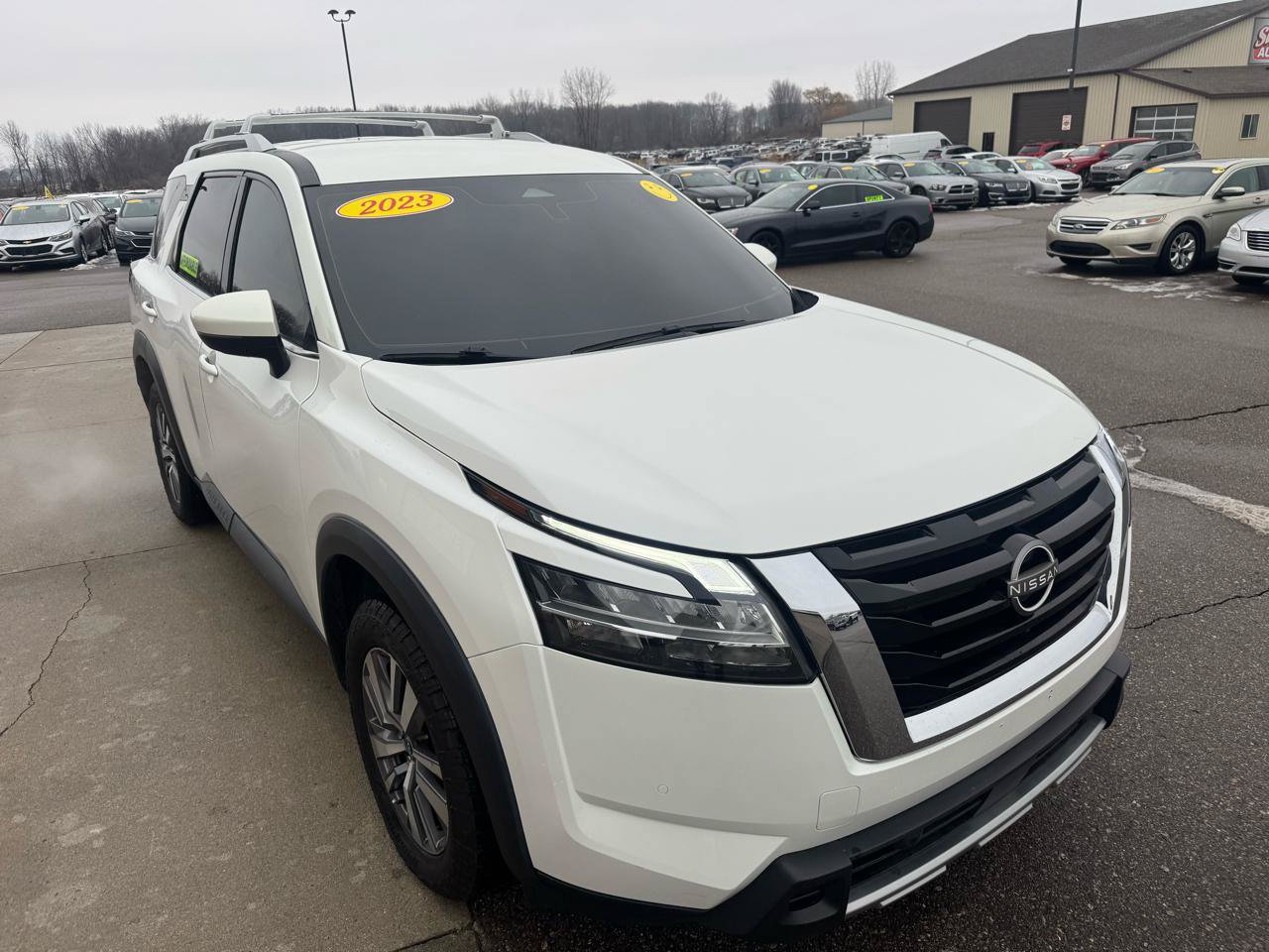 Used 2023 Nissan Pathfinder SL AWD/4WD image 3