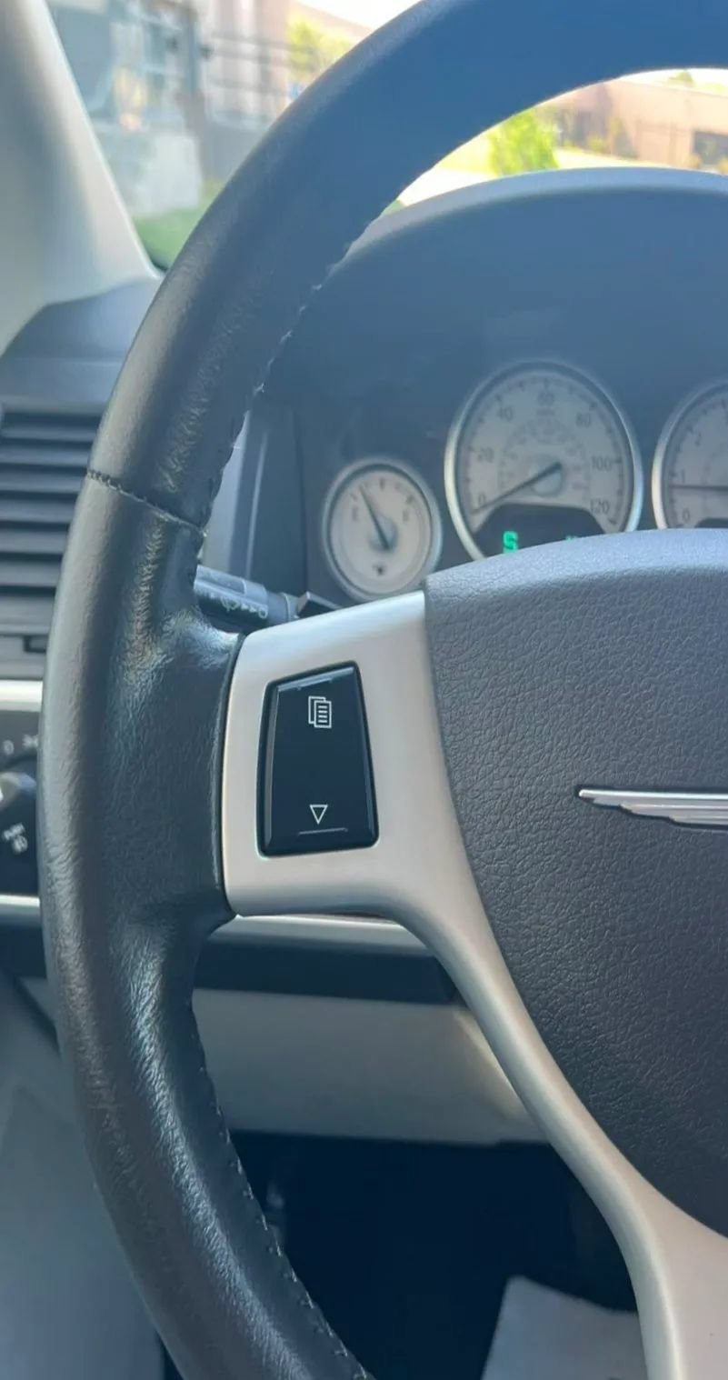 Used 2010 Chrysler Town & Country Touring Plus w/ Safetytec Group FWD image 29