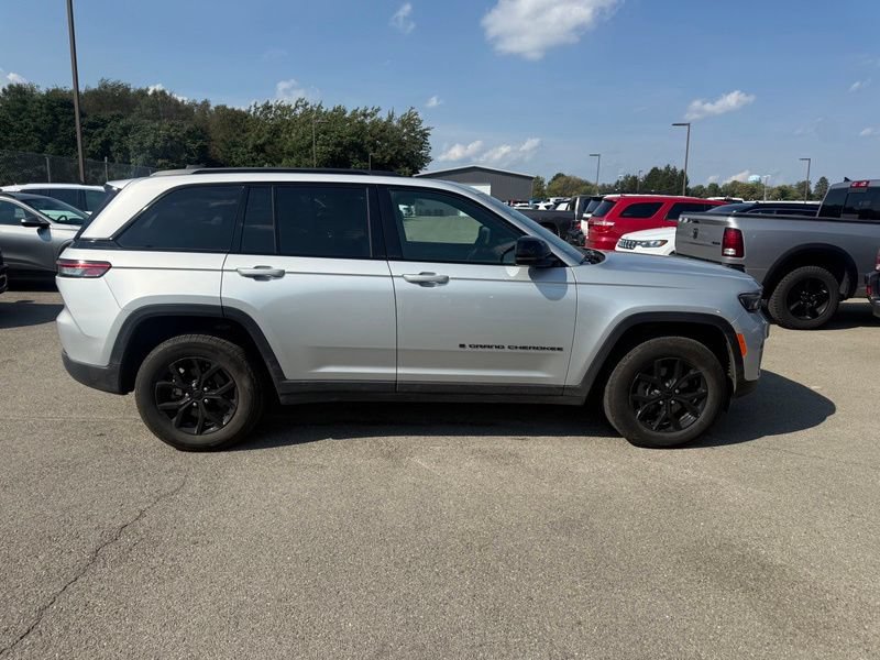 Used 2024 Jeep Grand Cherokee Altitude AWD/4WD image 15