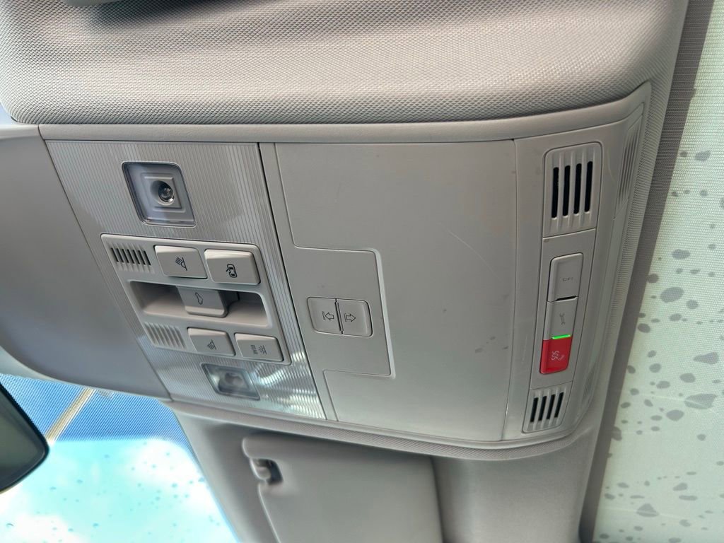 Used 2025 Volkswagen Taos SE image 30