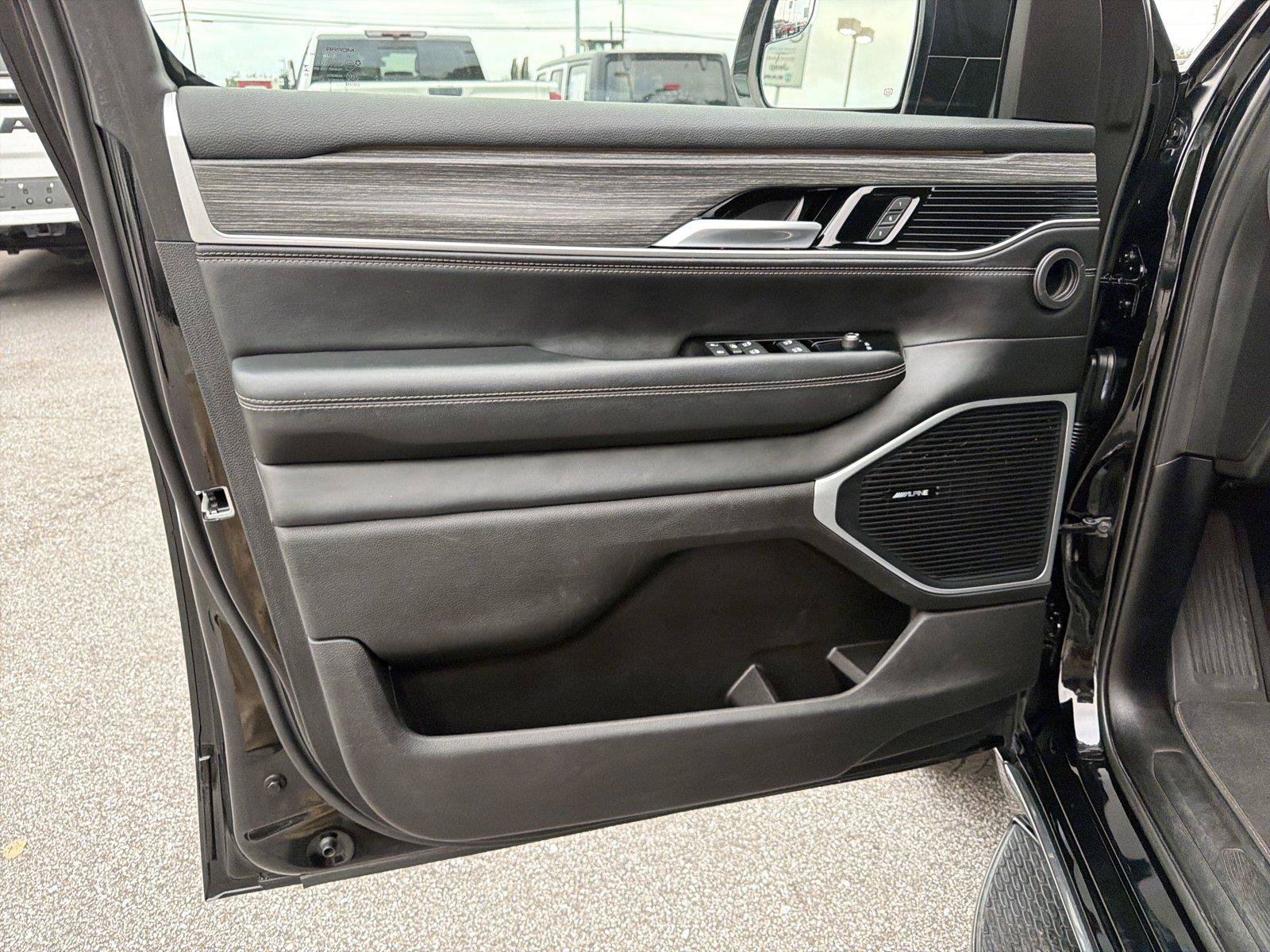 Used 2024 Jeep Wagoneer Series II w/ Flexible Seating Group RWD image 9