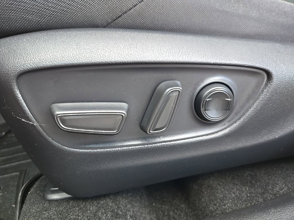 Used 2021 Toyota Venza LE image 12