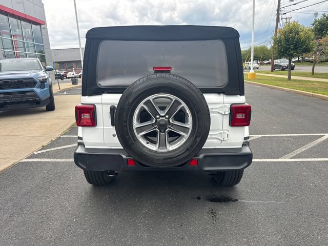 Used 2018 Jeep Wrangler Unlimited Sahara AWD/4WD image 4