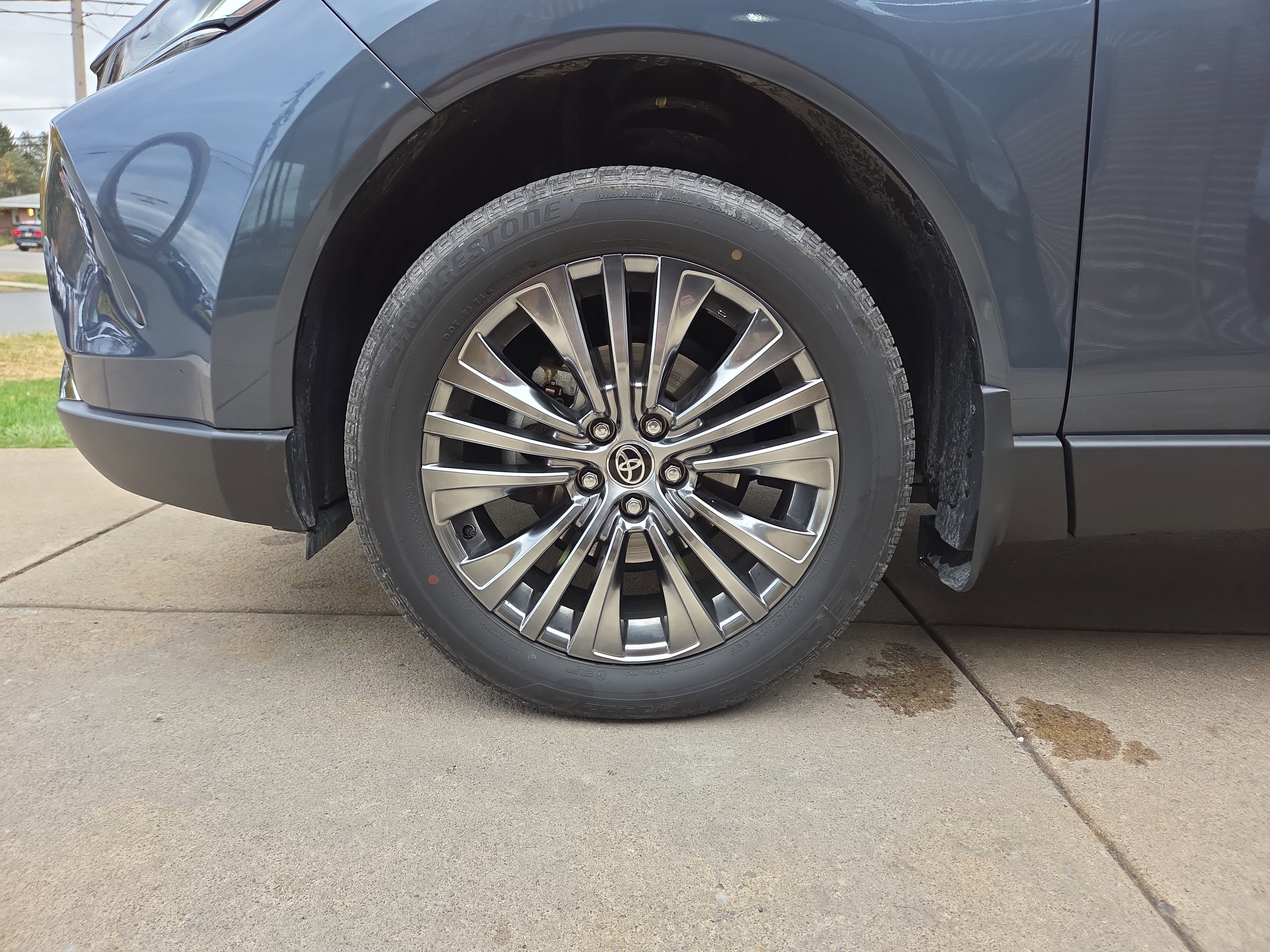 Used 2023 Toyota Venza XLE image 11