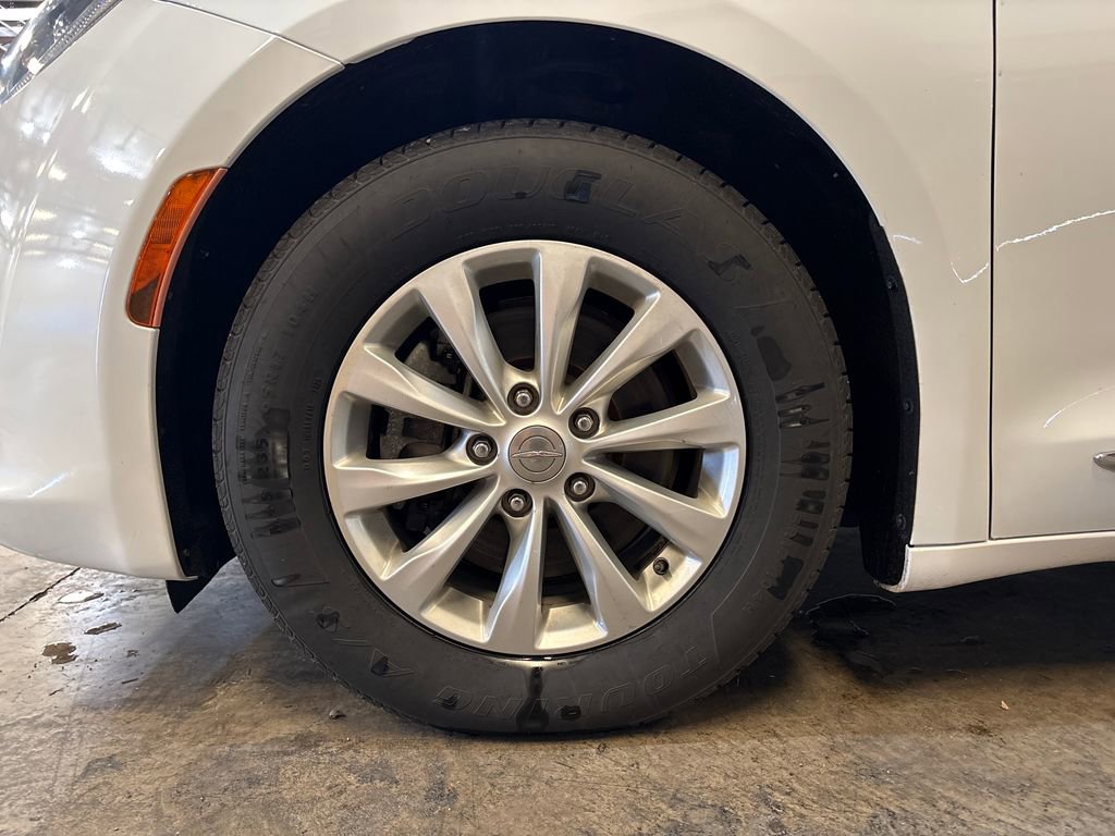 Used 2017 Chrysler Pacifica Touring-L FWD image 25