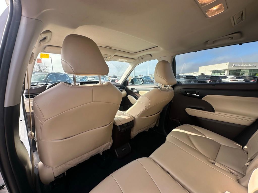 Used 2022 Toyota Highlander XLE image 19