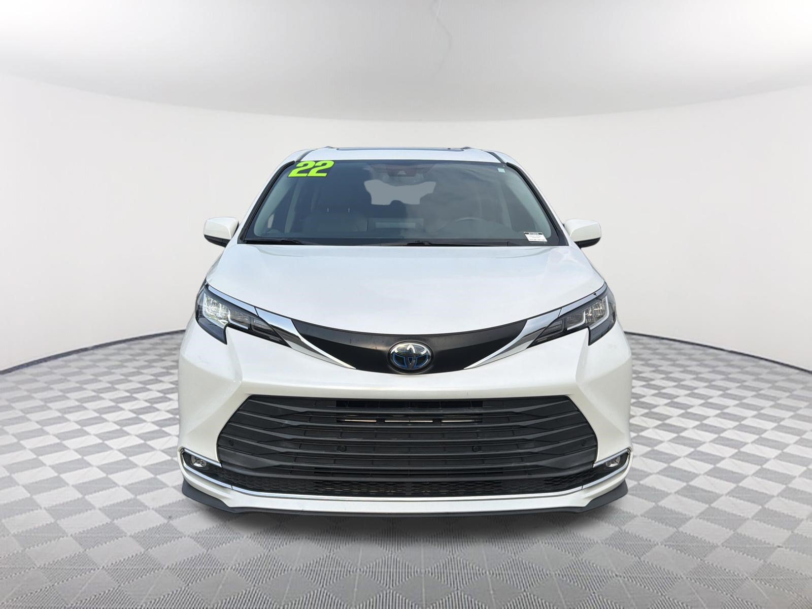 Used 2022 Toyota Sienna XLE FWD image 2