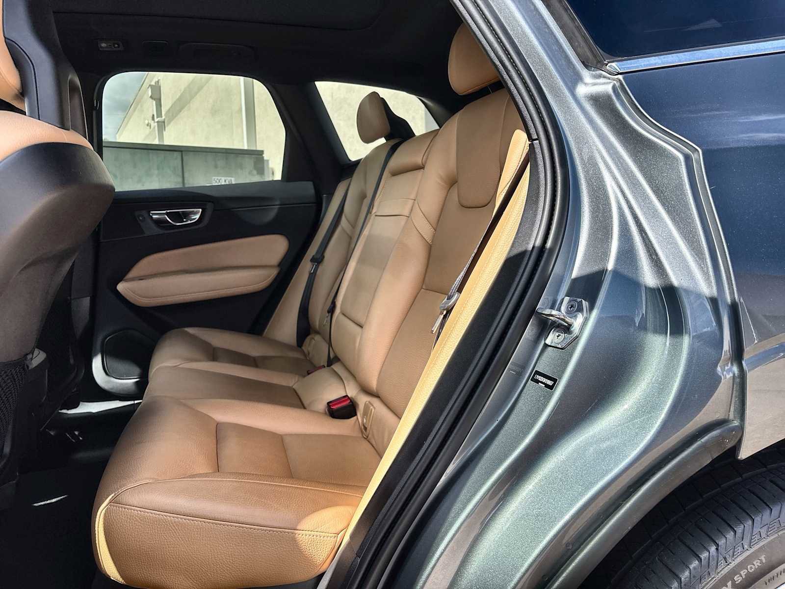 Used 2019 Volvo XC60 T5 Momentum w/ Premium Package FWD image 4