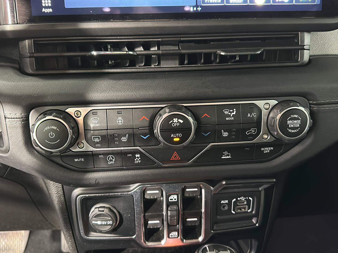 Used 2024 Jeep Wrangler Unlimited Sahara AWD/4WD image 23