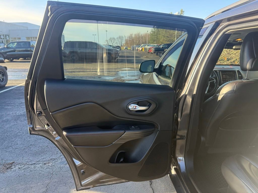 Used 2016 Jeep Cherokee Trailhawk w/ Comfort/Convenience Group image 34