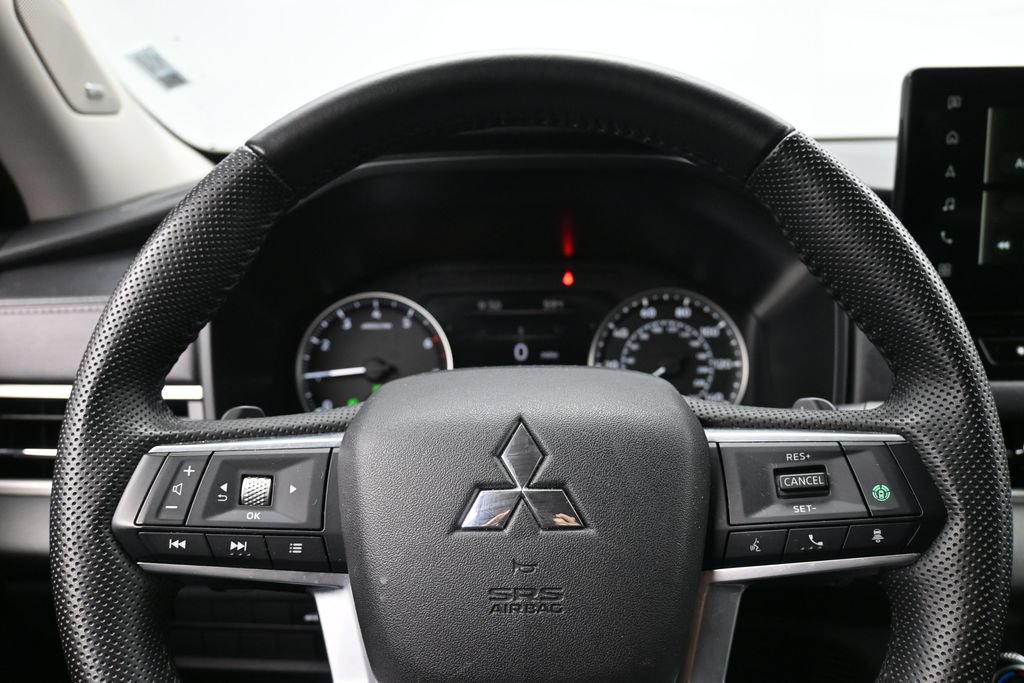 Used 2025 Mitsubishi Outlander SE AWD/4WD image 14