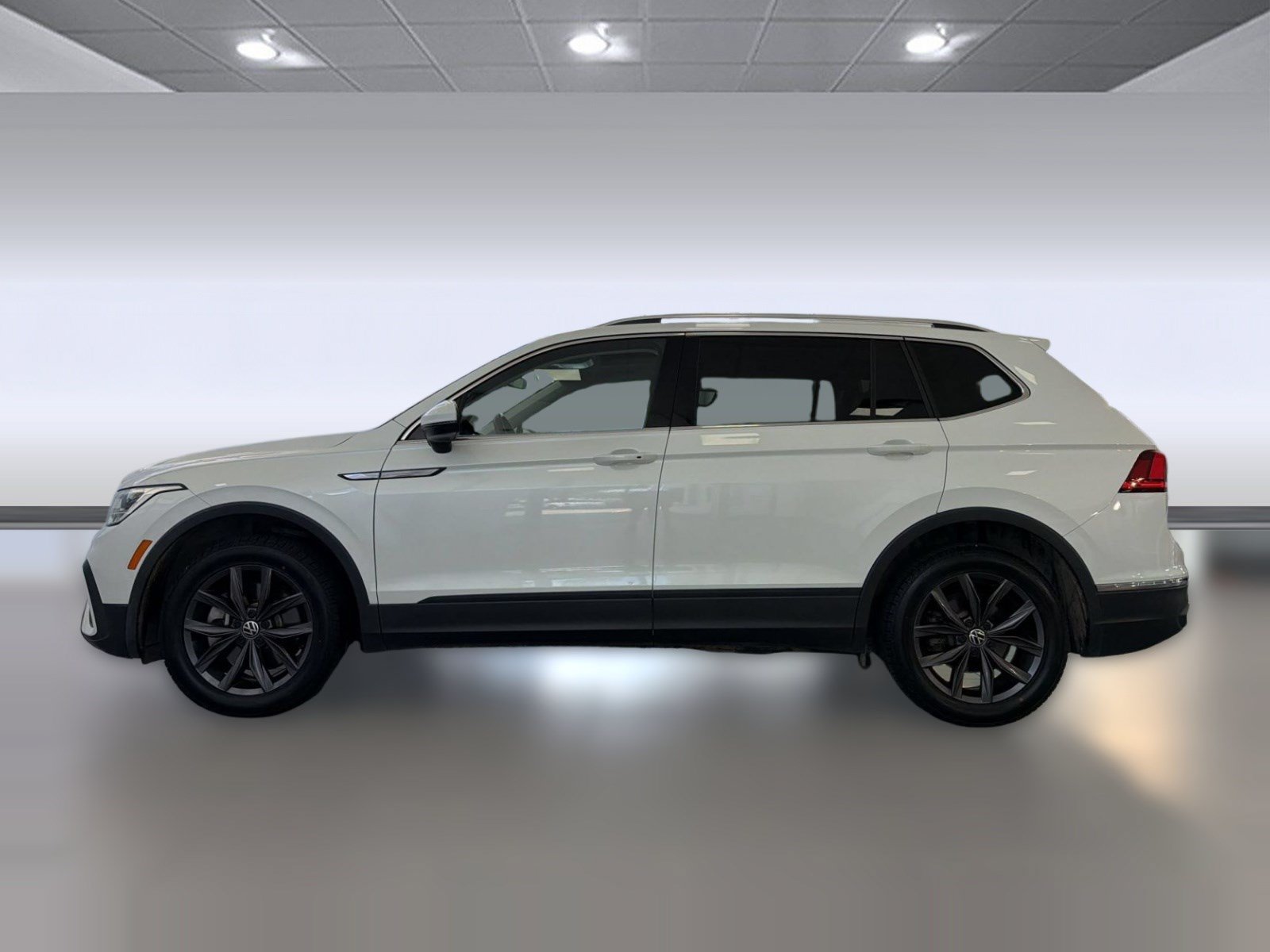 Certified 2023 Volkswagen Tiguan SE w/ Panoramic Sunroof Package FWD image 2