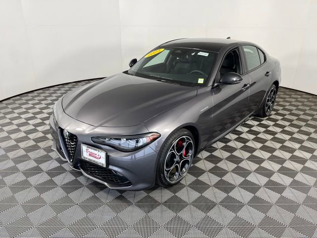 Used 2025 Alfa Romeo Giulia AWD w/ Veloce Package AWD image 3