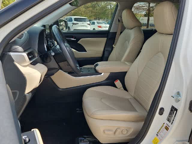 Used 2024 Toyota Highlander XLE FWD image 14