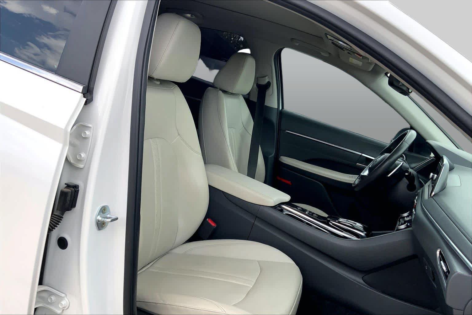 Used 2022 Hyundai Sonata Limited w/ Preferred Accessory Package FWD image 9