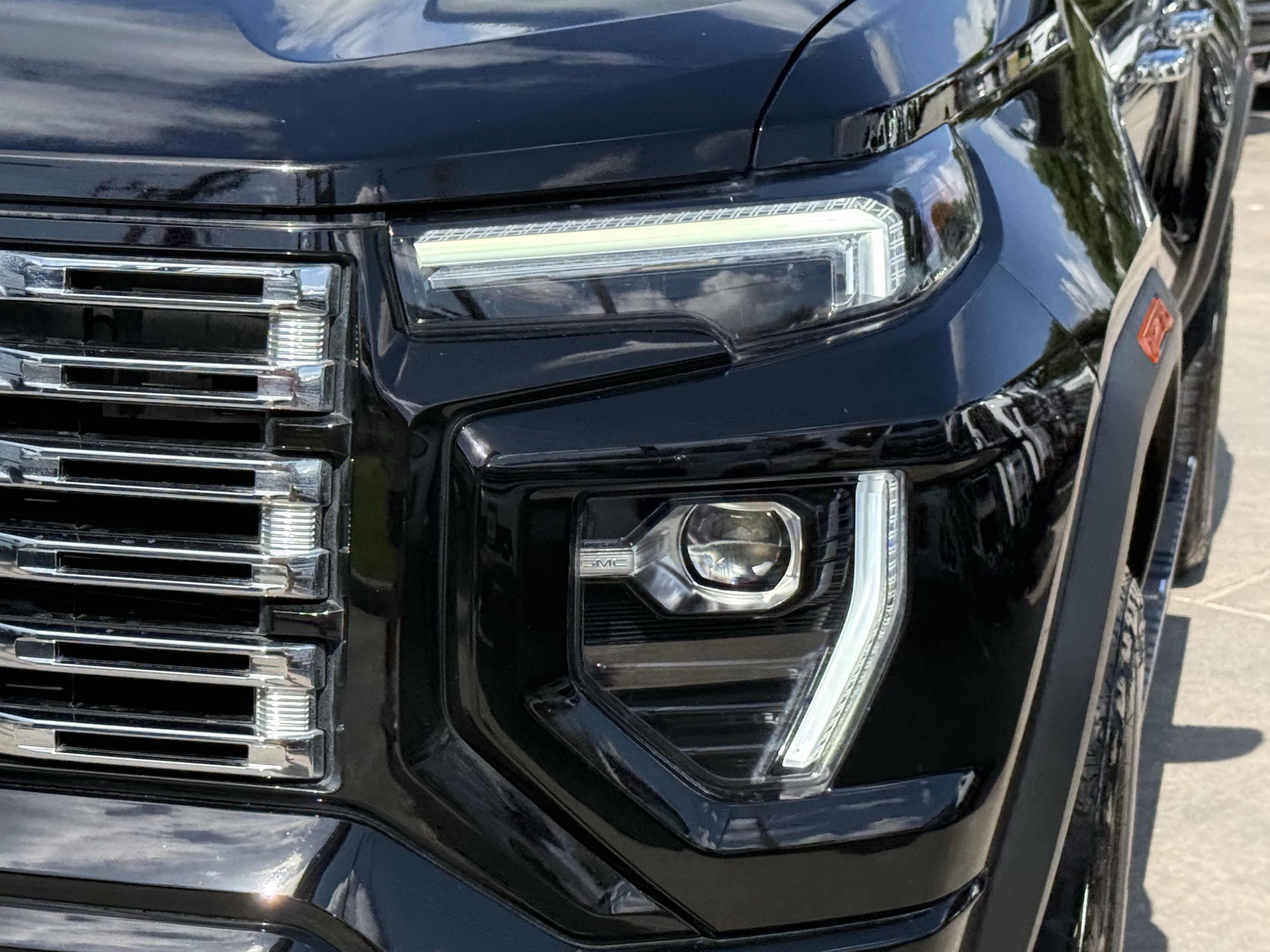 Used 2023 GMC Canyon Denali w/ Denali Black Edition AWD/4WD image 11