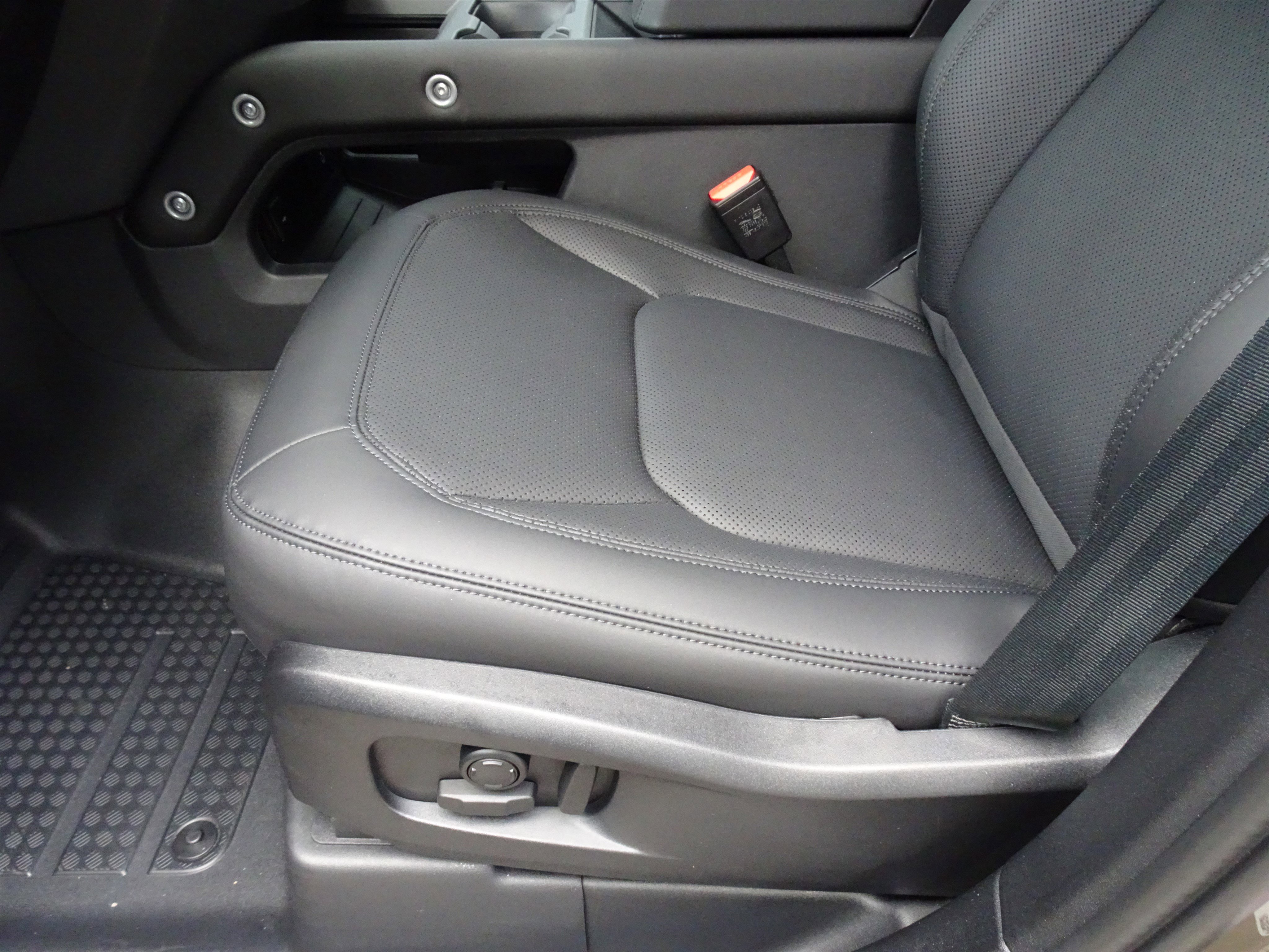 New 2025 Land Rover Defender 110 S image 16