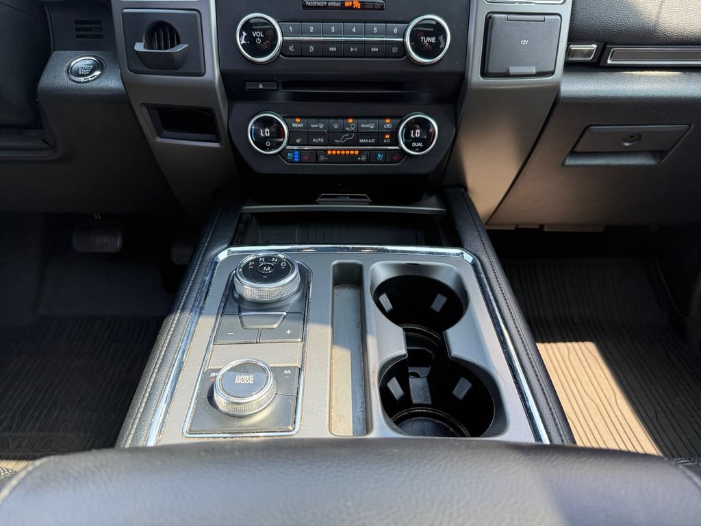 Used 2018 Ford Expedition XLT w/ Equipment Group 202A AWD/4WD image 16