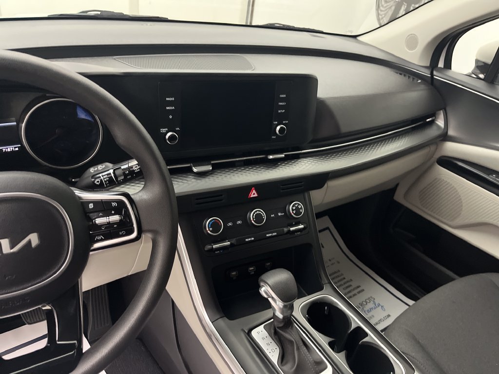 Used 2023 Kia Carnival LX FWD image 18