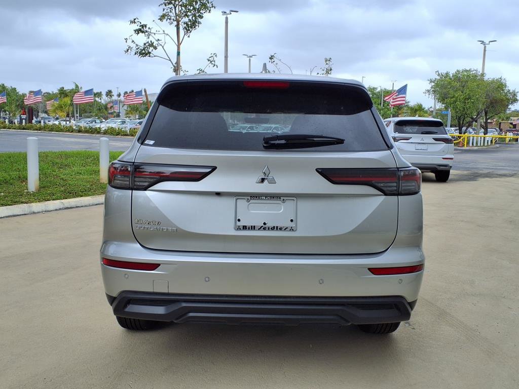 New 2025 Mitsubishi Outlander ES image 4