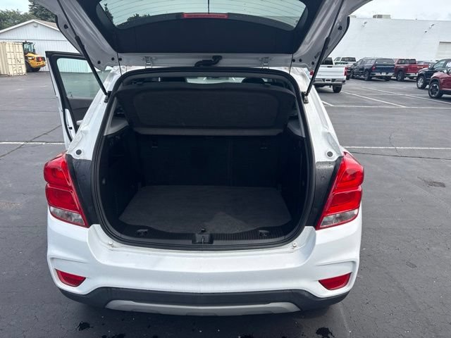 Used 2020 Chevrolet Trax LT w/ Sun & Sound Package FWD image 8