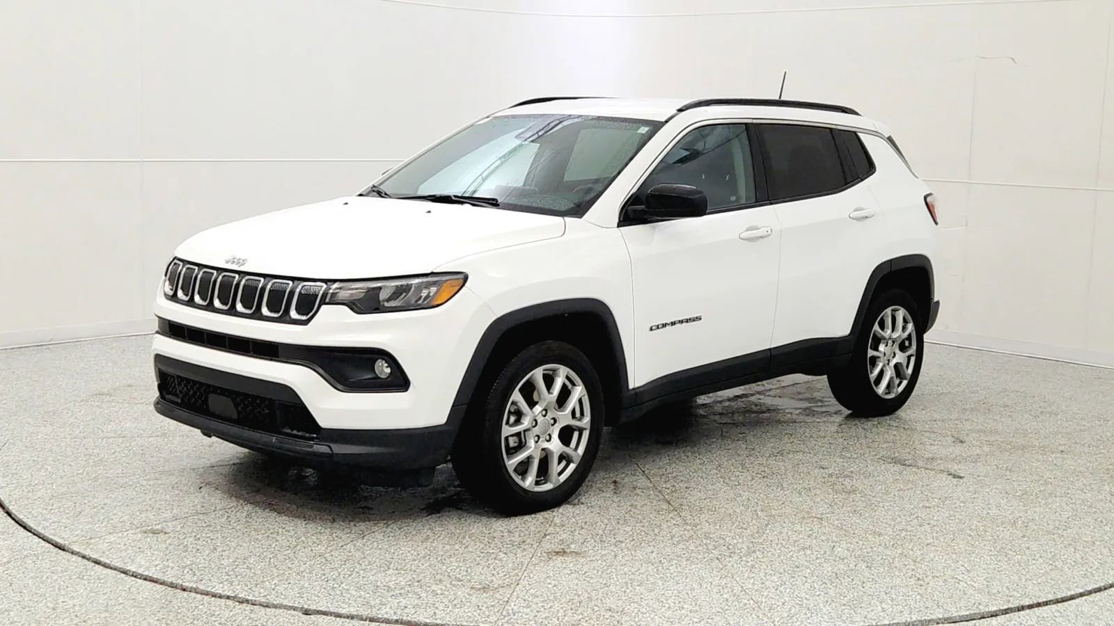 Used 2022 Jeep Compass Latitude image 3