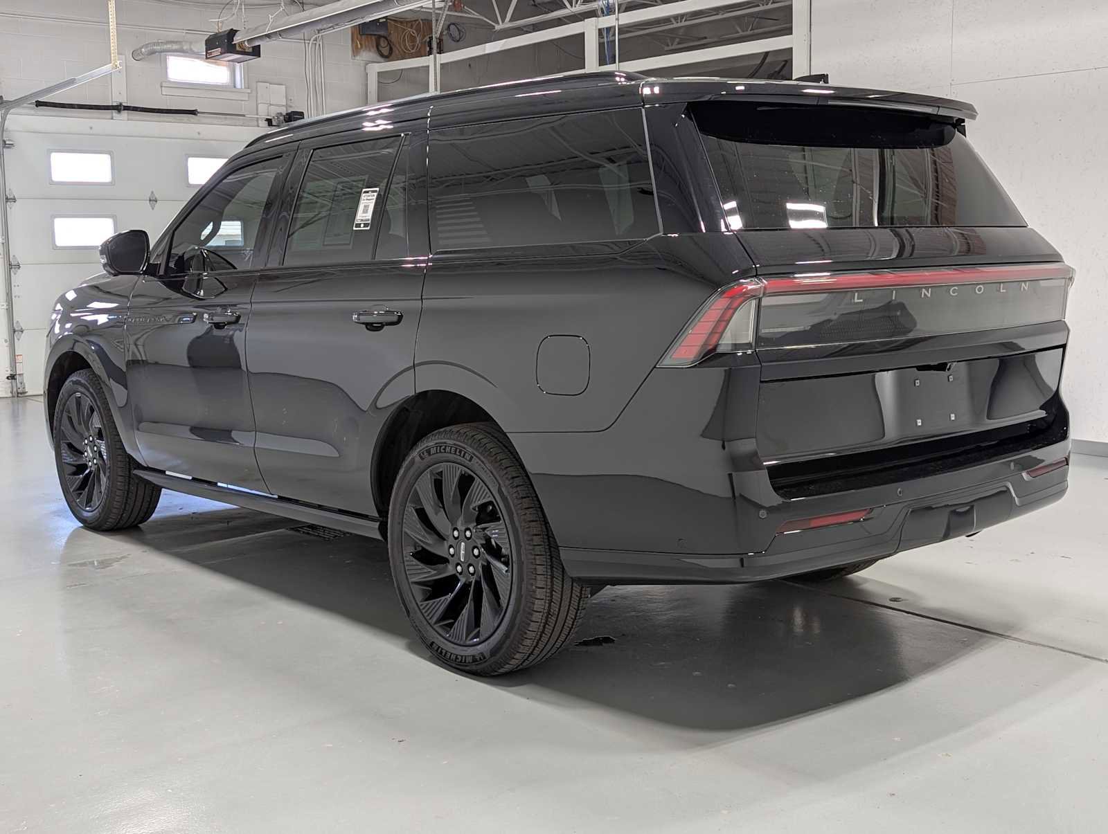 Used 2025 Lincoln Navigator Reserve w/ Jet Appearance Package image 10