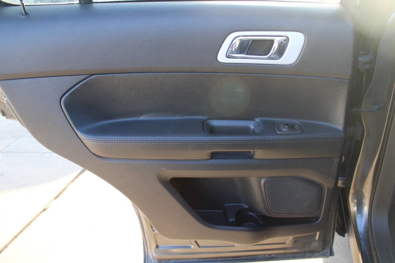 Used 2015 Ford Explorer XLT w/ Equipment Group 202B image 10