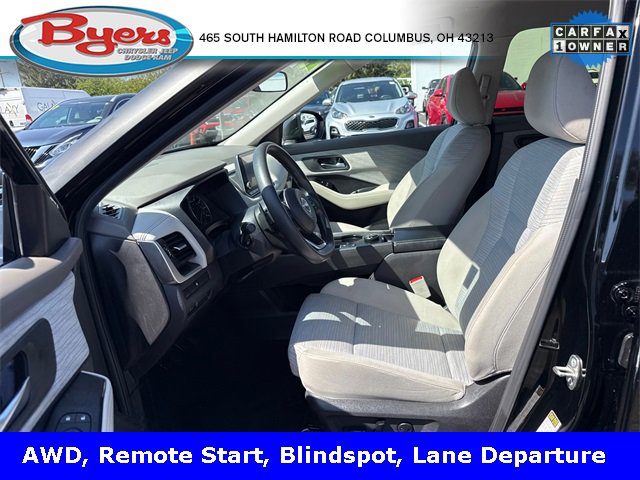 Used 2023 Nissan Rogue SV image 2