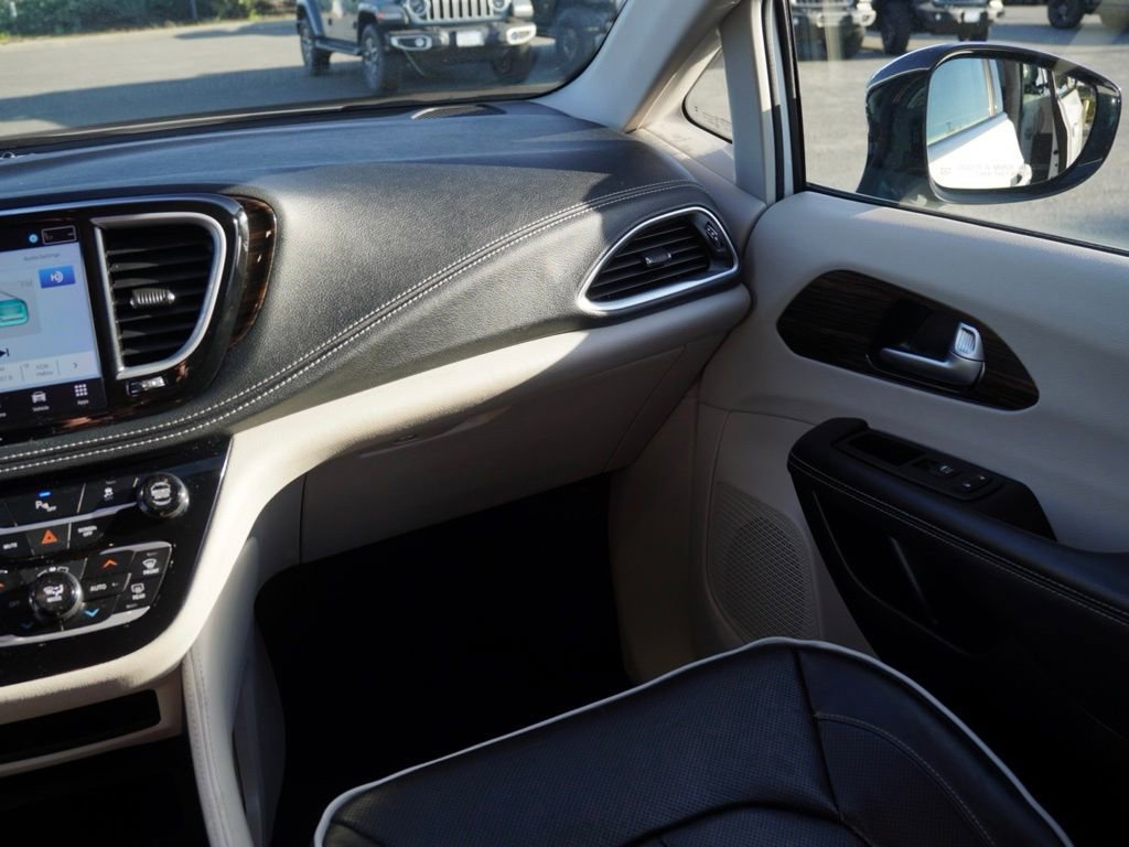Certified 2023 Chrysler Pacifica Limited image 24