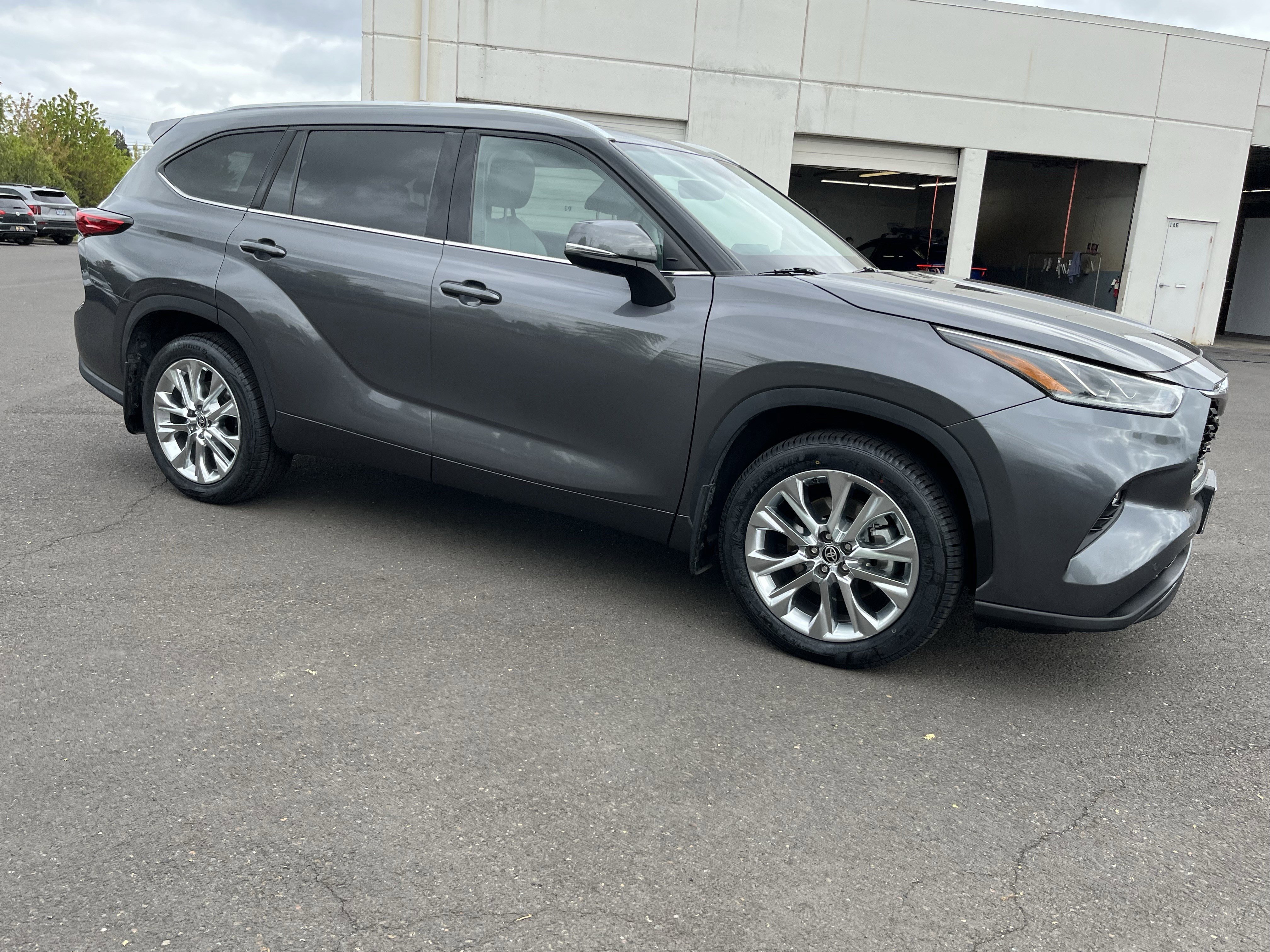 Used 2021 Toyota Highlander Limited AWD/4WD image 7