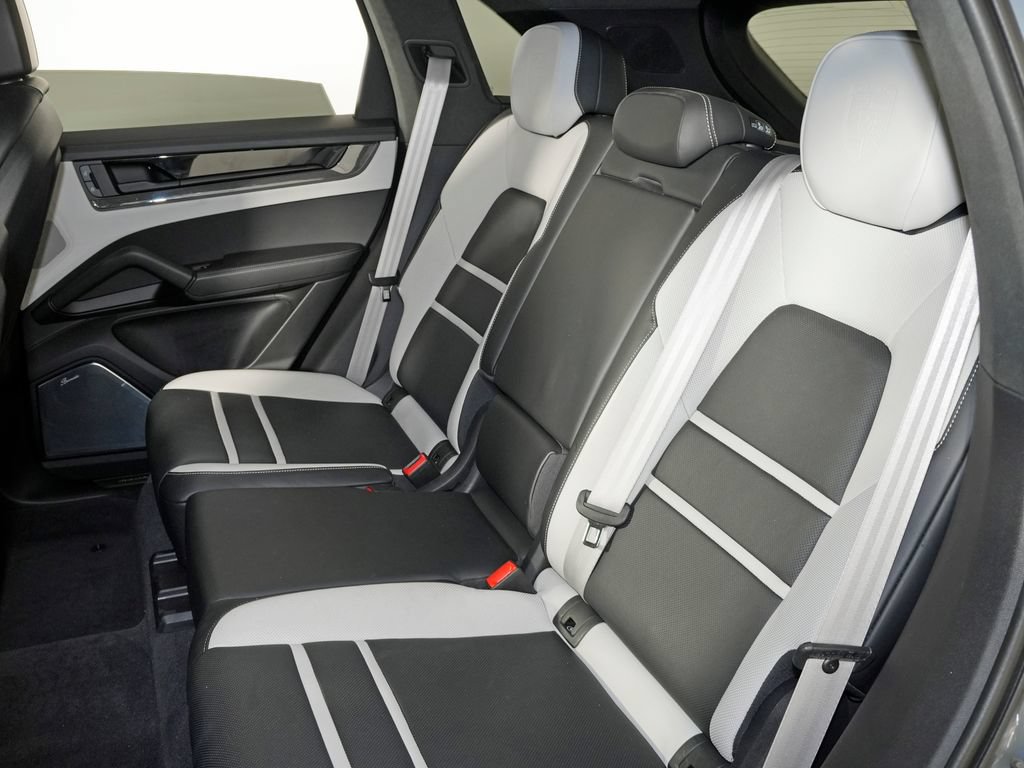 Certified 2025 Porsche Cayenne GTS AWD/4WD image 39