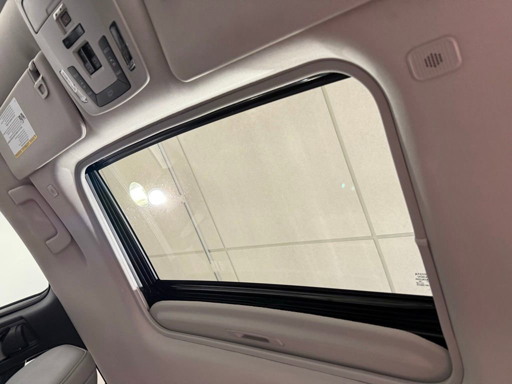 Used 2025 Toyota Sienna XLE w/ XLE Plus Package FWD image 18