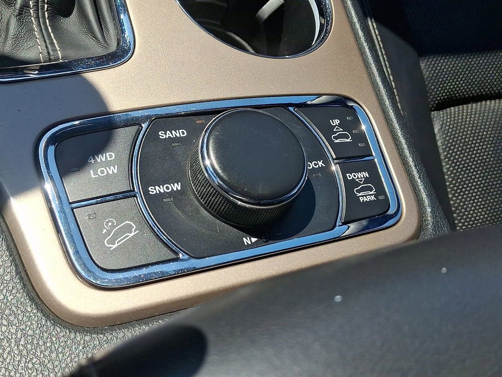 Used 2016 Jeep Grand Cherokee Overland AWD/4WD image 26